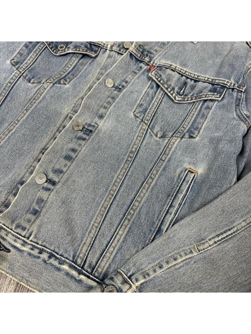 Vintage Levi’s Denim Trucker jacket distressed light washed Mens Medium
